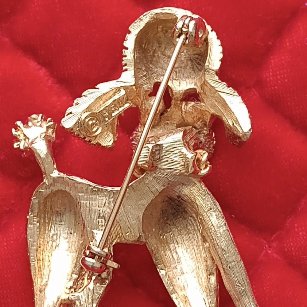 Vintage poodle pin brooch Gold tone - red rhinestone eyes sign BSK - Picture 2 of 2